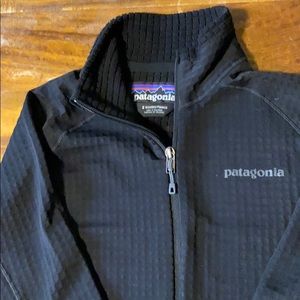 Women’s black Patagonia R1 full zip jacket